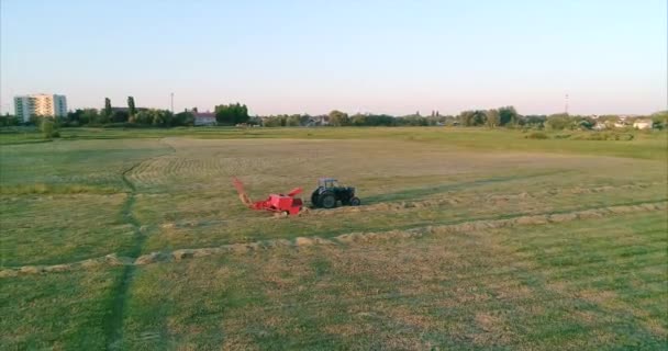 Vista Aérea Tractor Campo Hay Relva Boa Noite Pôr Sol — Vídeo de Stock