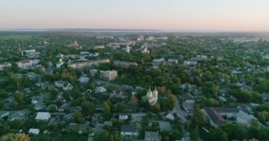 Köyün havadan görünümü. Evler. Gün batımı. Alan. Ukrayna.