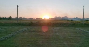 Havadan görünümü günbatımı. Alan. Mavi gökyüzü. İyi akşamlar. Ukrayna.