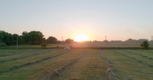 Vista Aérea Tractor Campo Hay Relva Boa Noite Pôr Sol — Vídeo de Stock