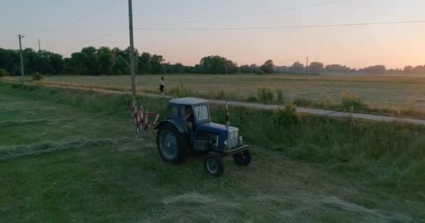 Vista Aérea Tractor Campo Hay Relva Boa Noite Pôr Sol — Vídeo de Stock