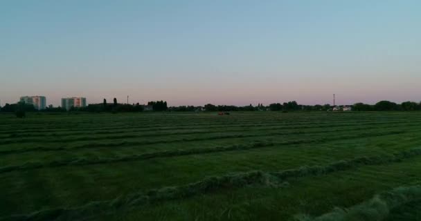 Vista Aérea Tractor Campo Hay Relva Boa Noite Pôr Sol — Vídeo de Stock