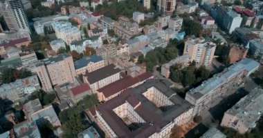 Binaların çatıları hava görünümünü. Araba yolda ilerliyorsunuz. Eski moda evleri. Yaz. Kiev (Kiev). Ukrayna.