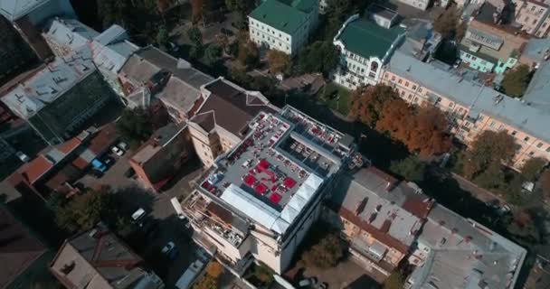 Flygfoto Över Taken Byggnaderna Restaurangen Taket Huset Bilar Kör Längs — Stockvideo