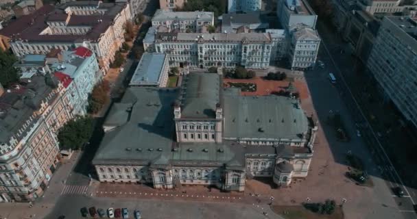 Flygfoto Över Taken Byggnaderna Bilar Kör Längs Vägen Gammaldags Hus — Stockvideo