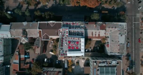 建筑物屋顶的鸟瞰图 餐厅在屋顶上的房子 汽车正沿着公路行驶 老式的房子 乌克兰 — 图库视频影像