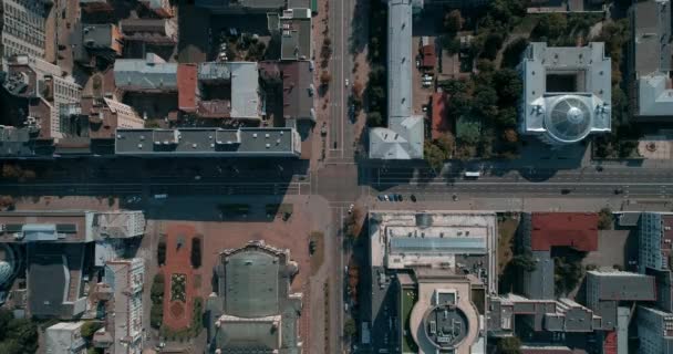 Flygfoto Över Taken Byggnaderna Bilar Kör Längs Vägen Gammaldags Hus — Stockvideo