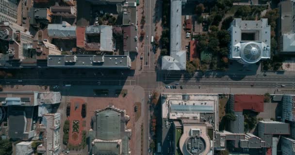 건물의 지붕의 전망입니다 자동차는도 들입니다 여름입니다 키예프 키예프 우크라이나 — 비디오