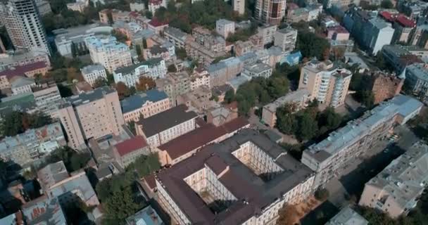 建筑物屋顶的鸟瞰图 汽车正沿着公路行驶 老式的房子 乌克兰 — 图库视频影像