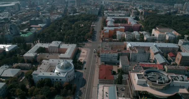 Letecký Pohled Střechách Budov Auta Jezdí Silnici Staromódní Domy Létě — Stock video