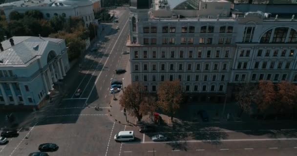 車の道に沿って運転しています 市内の交差点 キエフ キエフ ウクライナ — ストック動画