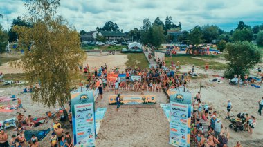 Maraton gündoğumu Svityazya. 11 Ağustos 2018. Svityaz. Ukrayna. Kişilik bir kalabalık hava görünümünü. Yarışmanın Başlat. Yaz.