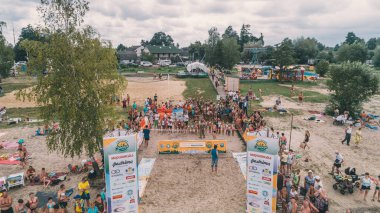 Maraton gündoğumu Svityazya. 11 Ağustos 2018. Svityaz. Ukrayna. Kişilik bir kalabalık hava görünümünü. Yarışmanın Başlat. Yaz.