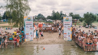 Maraton gündoğumu Svityazya. 11 Ağustos 2018. Svityaz. Ukrayna. Kişilik bir kalabalık hava görünümünü. Yarışmanın Başlat. Yaz. Göl.