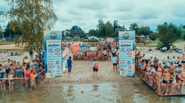 Maraton gündoğumu Svityazya. 11 Ağustos 2018. Svityaz. Ukrayna. Kişilik bir kalabalık hava görünümünü. Yarışmanın Başlat. Yaz. Göl.