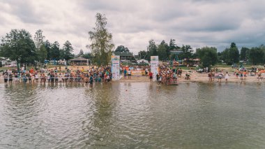 Maraton gündoğumu Svityazya. 11 Ağustos 2018. Svityaz. Ukrayna. Kişilik bir kalabalık hava görünümünü. Yarışmanın Başlat. Yaz. Göl.