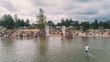 Maraton gündoğumu Svityazya. 11 Ağustos 2018. Svityaz. Ukrayna. Kişilik bir kalabalık hava görünümünü. Yarışmanın Başlat. Yaz. Göl.