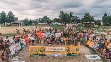 Maraton gündoğumu Svityazya. 11 Ağustos 2018. Svityaz. Ukrayna. Kişilik bir kalabalık hava görünümünü. Yarışmanın Başlat. Yaz.