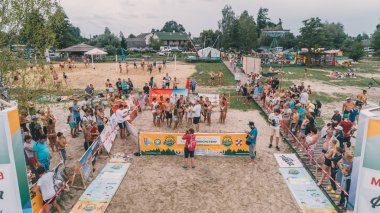 Maraton gündoğumu Svityazya. 11 Ağustos 2018. Svityaz. Ukrayna. Kişilik bir kalabalık hava görünümünü. Yarışmanın Başlat. Yaz.