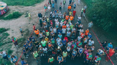 Maraton gündoğumu Svityazya. 11 Ağustos 2018. Svityaz. Ukrayna. Kişilik bir kalabalık hava görünümünü. Yarışmanın Başlat. Yaz.