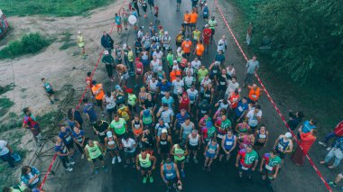 Maraton gündoğumu Svityazya. 11 Ağustos 2018. Svityaz. Ukrayna. Kişilik bir kalabalık hava görünümünü. Yarışmanın Başlat. Yaz.