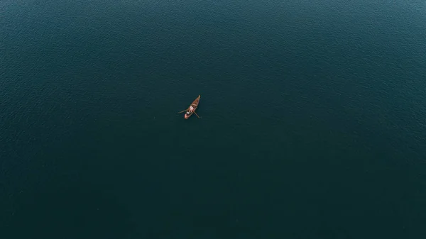 Вид Повітря Човен Озері Літо День Люди Човні Плавають Озері — стокове фото
