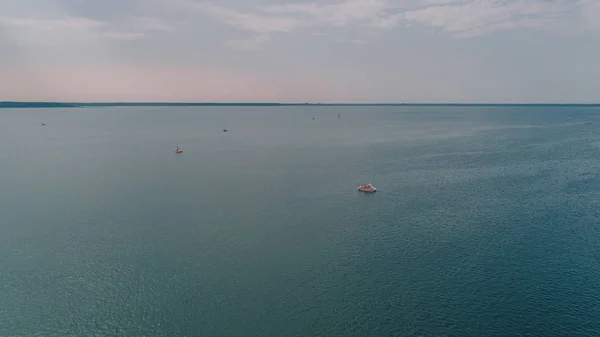 湖の空撮 人が泳いでいます ボート ウクライナ — ストック写真