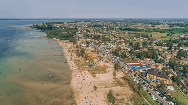 Lake Svityaz. 11 Ağustos 2018. Svityaz. Ukrayna. Sahilde hava görünümünü insan. Yaz. Rekreasyon. Güneşlenmek. Resort.
