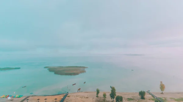 Luchtfoto Uitzicht Het Meer Mensen Zijn Zwemmen Boten Zomer Hemel — Stockfoto