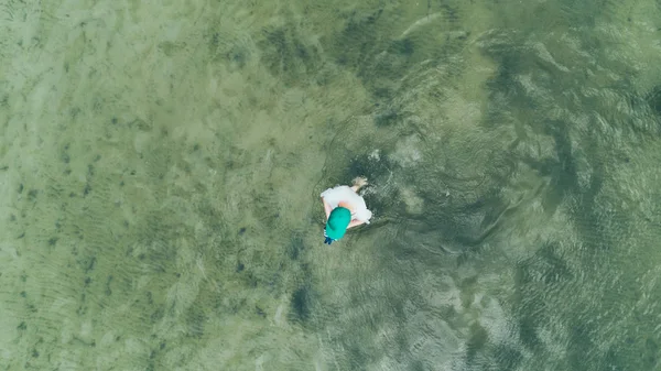 Havadan Görünümü Göle Genç Adam Yaz Gün — Stok fotoğraf