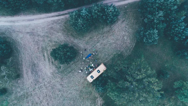 Vista Aérea Uma Multidão Pessoas Floresta Verão Ônibus Árvores Ucrânia — Fotografia de Stock