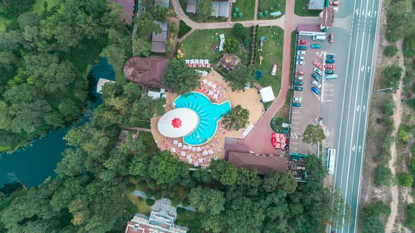 Vista Aérea Piscina Floresta Árvores Estrada — Fotografia de Stock