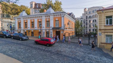 Andrew'ın iniş. 15 Ağustos 2018. Kiev (Kiev). Ukrayna. İnsanlar hava görünümünü. Podol. Arabalar. Bina.