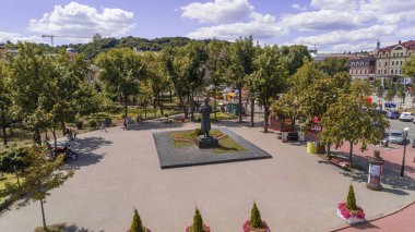 Sözleşme Meydanı. 8 Ağustos 2018. Kiev (Kiev). Ukrayna. Grigory Skovoroda Anıtı hava görünümünü. Ağaçlar.