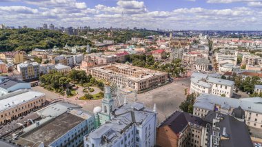 Sözleşme Meydanı. 8 Ağustos 2018. Kiev (Kiev). Ukrayna. Dönme dolap hava görünümünü. Konuk evi. İnsanlar.