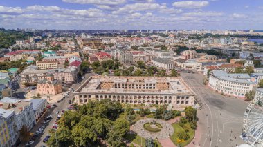 Sözleşme Meydanı. 8 Ağustos 2018. Kiev (Kiev). Ukrayna. Terk edilmiş bir binada hava görünümünü. Konuk evi. Ağaçlar. Arabalar. İnsanlar.