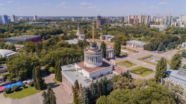 Sergi Merkezi Fuar. 10 Ağustos 2018. Kiev (Kiev). Ukrayna. Binaların havadan görünümü. Park. Ağaçlar.