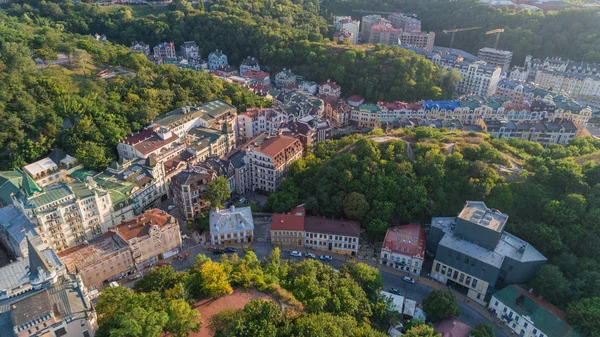 Binaların çatıları hava görünümünü. Podol. Dağlar. Ağaçlar. Kiev (Kiev). Ukrayna.