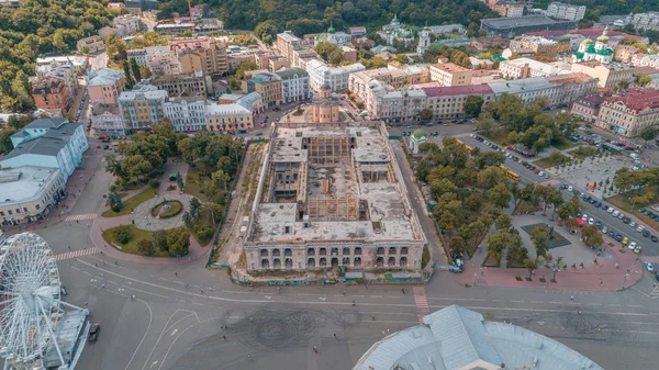 Sözleşme Meydanı. 8 Ağustos 2018. Kiev (Kiev). Ukrayna. Terk edilmiş bir binada hava görünümünü. Konuk evi. Ağaçlar. Arabalar. İnsanlar.