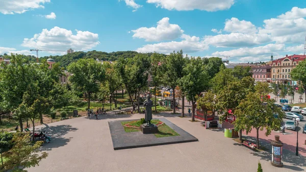 Sözleşme Meydanı. 8 Ağustos 2018. Kiev (Kiev). Ukrayna. Grigory Skovoroda Anıtı hava görünümünü. Ağaçlar.