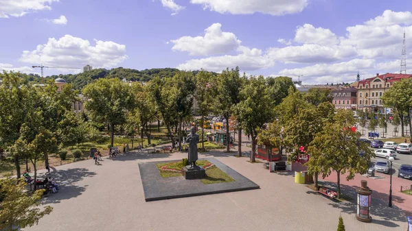 Sözleşme Meydanı. 8 Ağustos 2018. Kiev (Kiev). Ukrayna. Grigory Skovoroda Anıtı hava görünümünü. Ağaçlar.