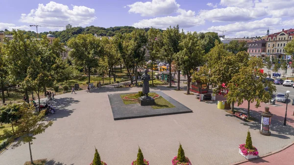 Sözleşme Meydanı. 8 Ağustos 2018. Kiev (Kiev). Ukrayna. Grigory Skovoroda Anıtı hava görünümünü. Ağaçlar.