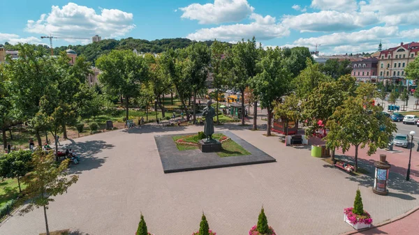 Sözleşme Meydanı. 8 Ağustos 2018. Kiev (Kiev). Ukrayna. Grigory Skovoroda Anıtı hava görünümünü. Ağaçlar.