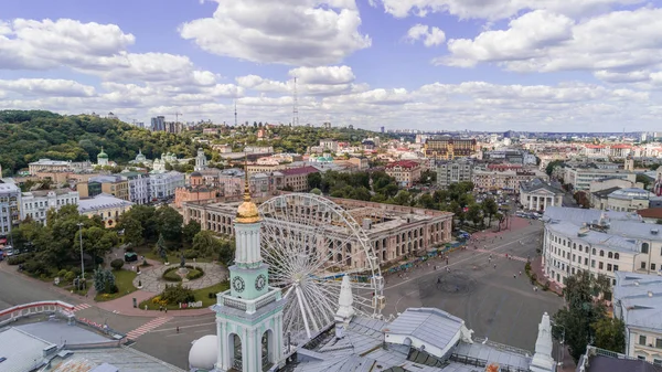 Sözleşme Meydanı. 8 Ağustos 2018. Kiev (Kiev). Ukrayna. Dönme dolap hava görünümünü. Konuk evi. İnsanlar.