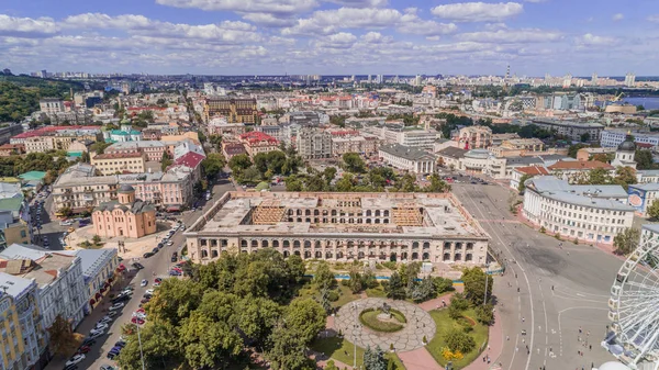 Sözleşme Meydanı. 8 Ağustos 2018. Kiev (Kiev). Ukrayna. Terk edilmiş bir binada hava görünümünü. Konuk evi. Ağaçlar. Arabalar. İnsanlar.