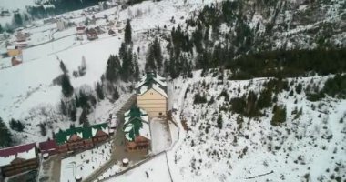 Hotel Podgorye. 5 Mart 2018. Bukovel. Ukrayna. Havadan görünümü, dağlarda bir bina. Kış. Kar.