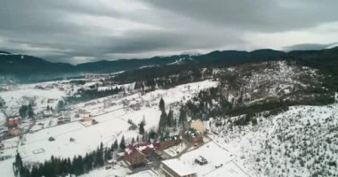 Hotel Podgorye. 5 Mart 2018. Bukovel. Ukrayna. Havadan görünümü, dağlarda bir bina. Kış. Kar.