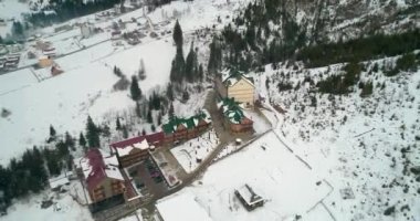 Hotel Podgorye. 5 Mart 2018. Bukovel. Ukrayna. Havadan görünümü, dağlarda bir bina. Kış. Kar.