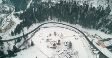 Havadan görünümü dağlarda yolun. Araba geliyor. Kar. Kış. Bina. Bukovel. Ukrayna.