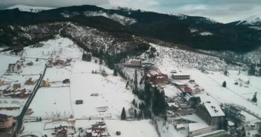 Hotel Podgorye. 5 Mart 2018. Bukovel. Ukrayna. Havadan görünümü, dağlarda bir bina. Kış. Kar.